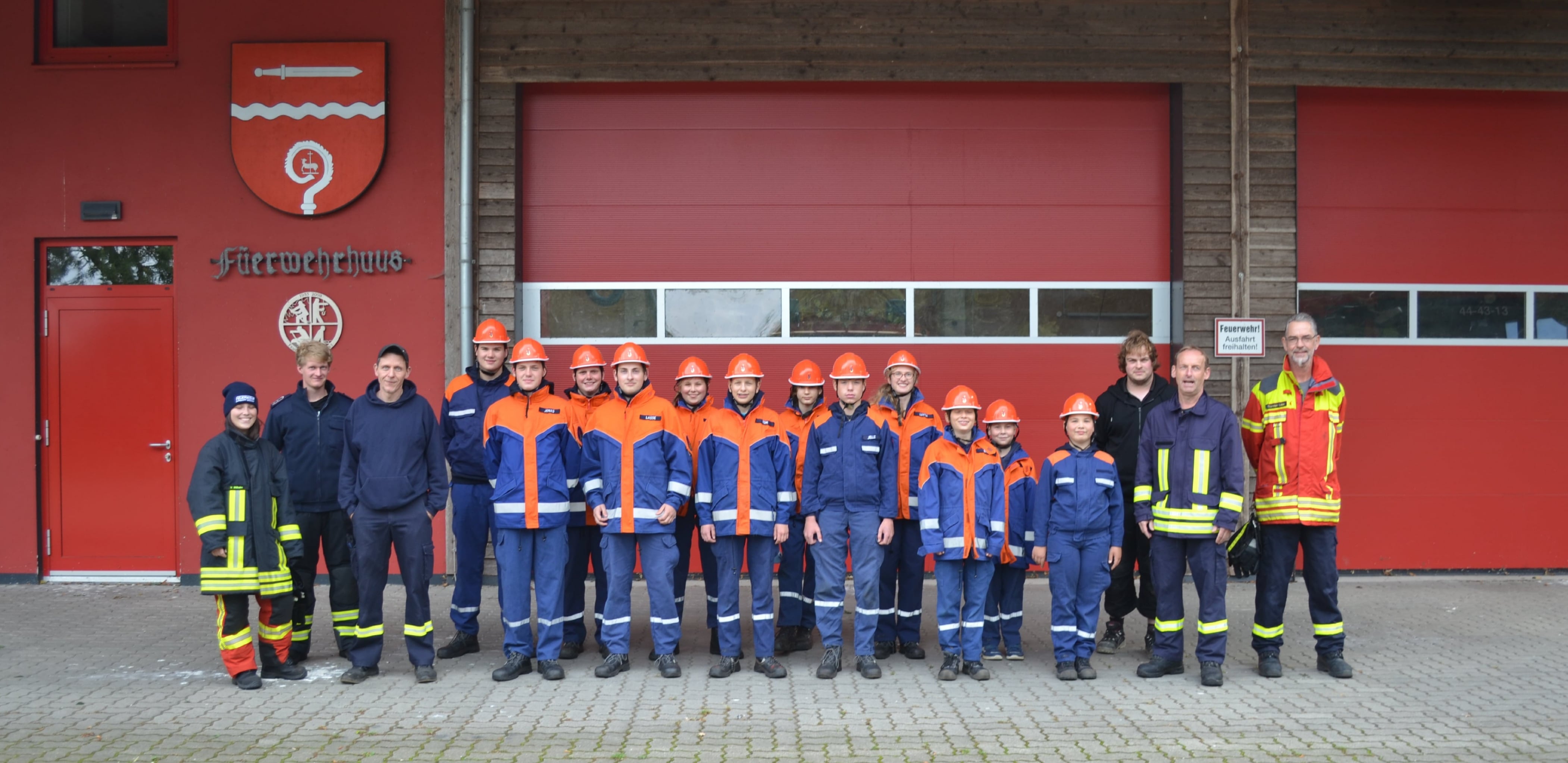 Die Jugendfeuerwehr tritt mit ihren Ausbildern an