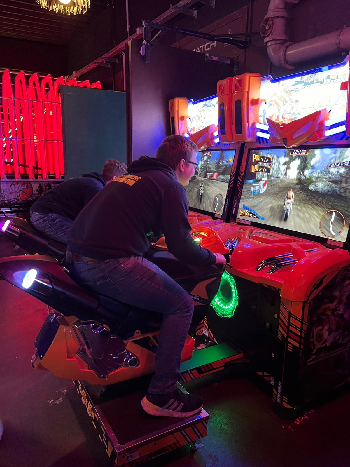 Ein Jugendfeuerwehrmitglied auf dem Motorrad-Simulator