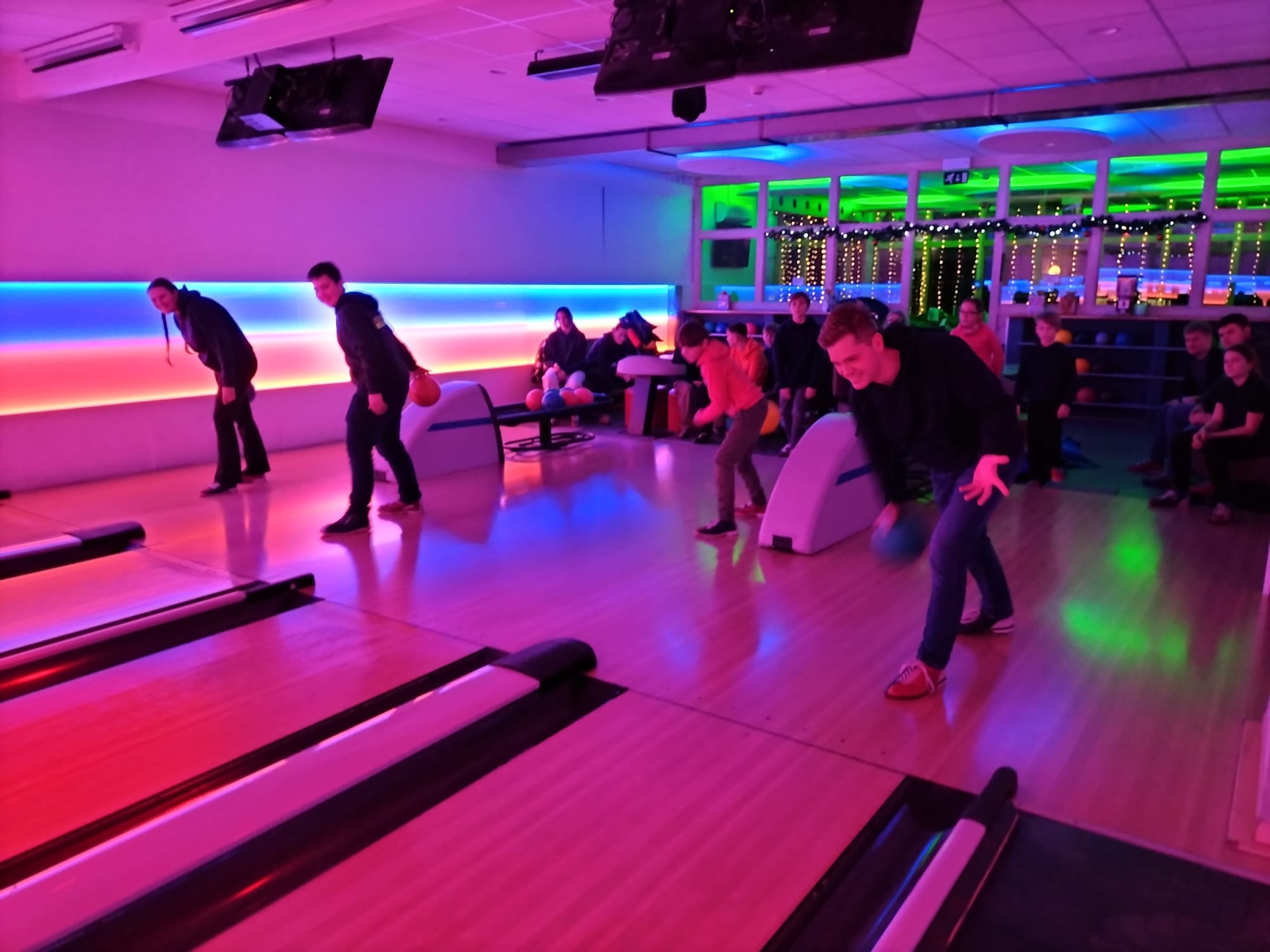 Die Jugendliche beim Bowlen